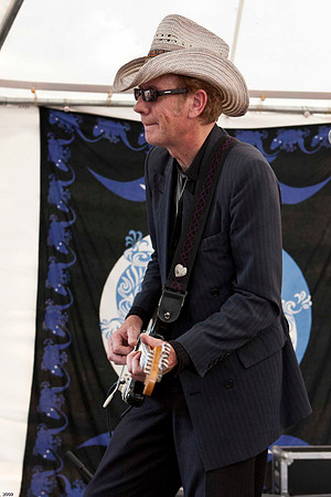 Sara Lee Guthrie's guitar player
