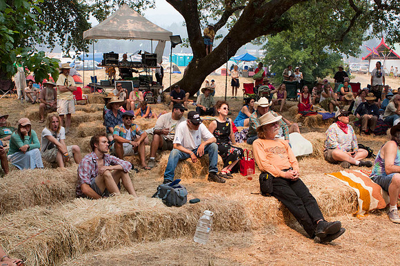 Arlo Stage onlookers