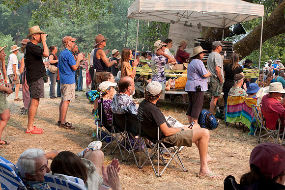 Arlo Stage onlookers